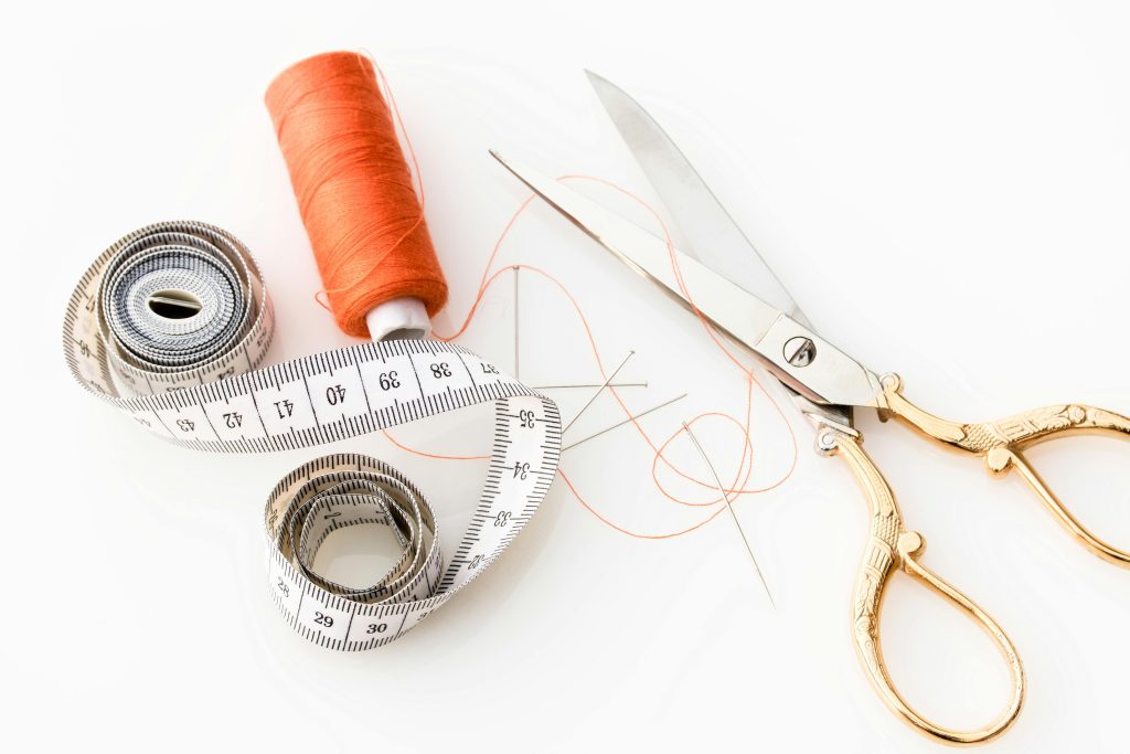 Kleding repareren met eenvoudige naaitechnieken