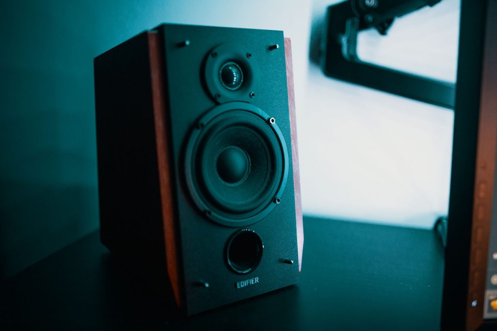 Boekenplankspeakers of vloerstaande speakers: wat past bij jouw interieur?