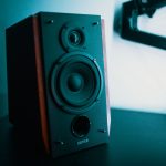 Boekenplankspeakers of vloerstaande speakers: wat past bij jouw interieur?