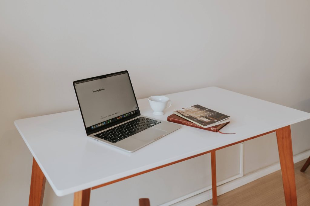 Creëer een efficiënte werkruimte in je woonkamer