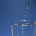 Water wordt voorzichtig in een glas gegoten