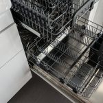 Lege roestvrijstalen vaatwasser open in keuken
