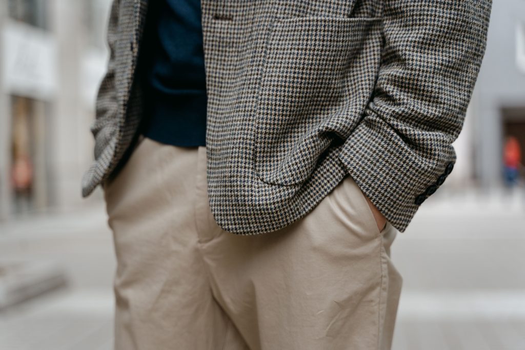 Close-up van beige chino gecombineerd met blazer
