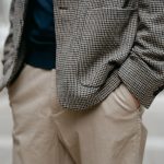 Close-up van beige chino gecombineerd met blazer