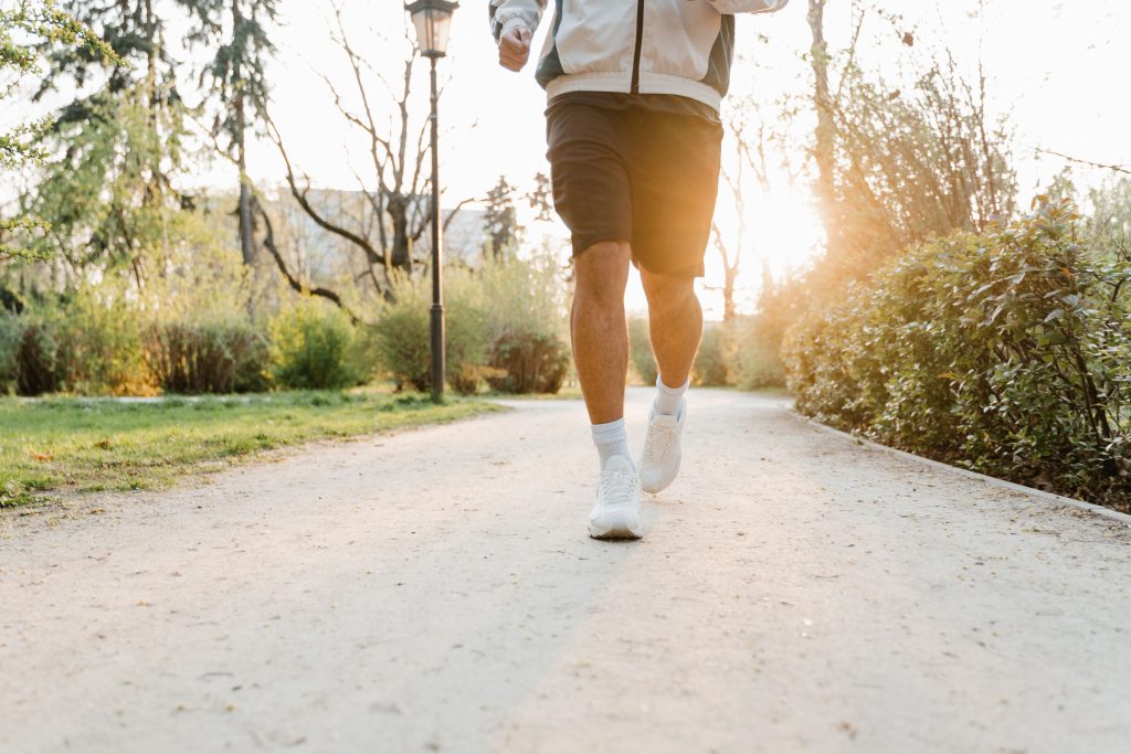 Persoon joggend op parkpad in de ochtend
