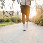 Persoon joggend op parkpad in de ochtend