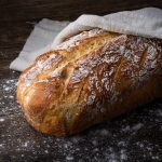 vers brood afgedekt met doek op houten tafel