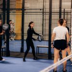 Groep speelt padel binnen op indoorbaan