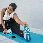 Vrouw stretcht op yogamat buiten na training