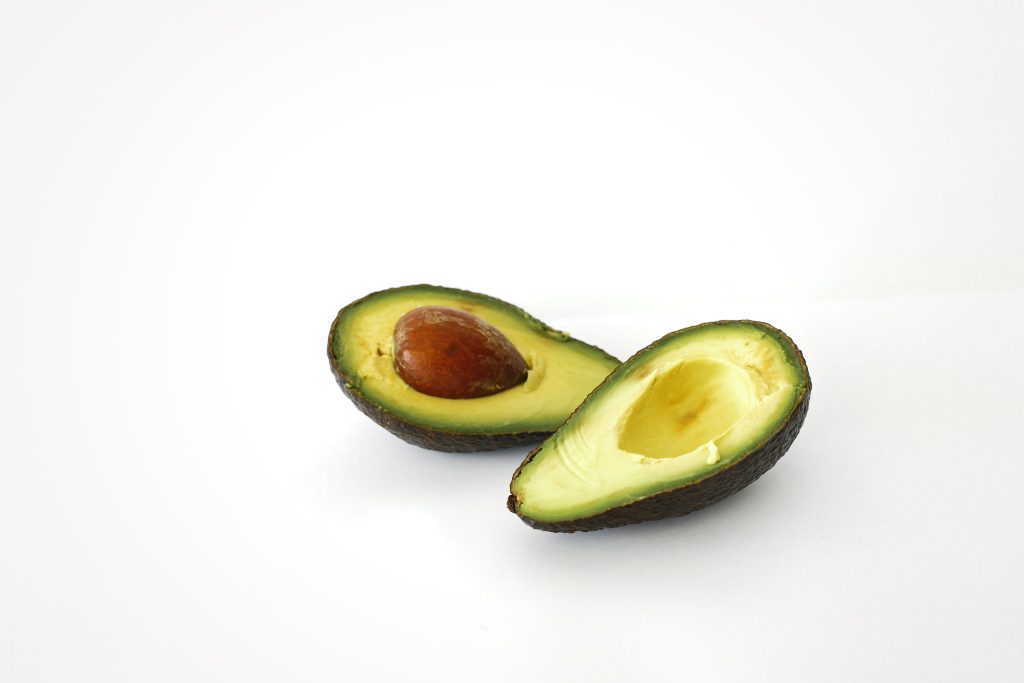 Doorgesneden rijpe avocado met romige textuur