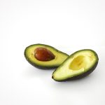 Doorgesneden rijpe avocado met romige textuur